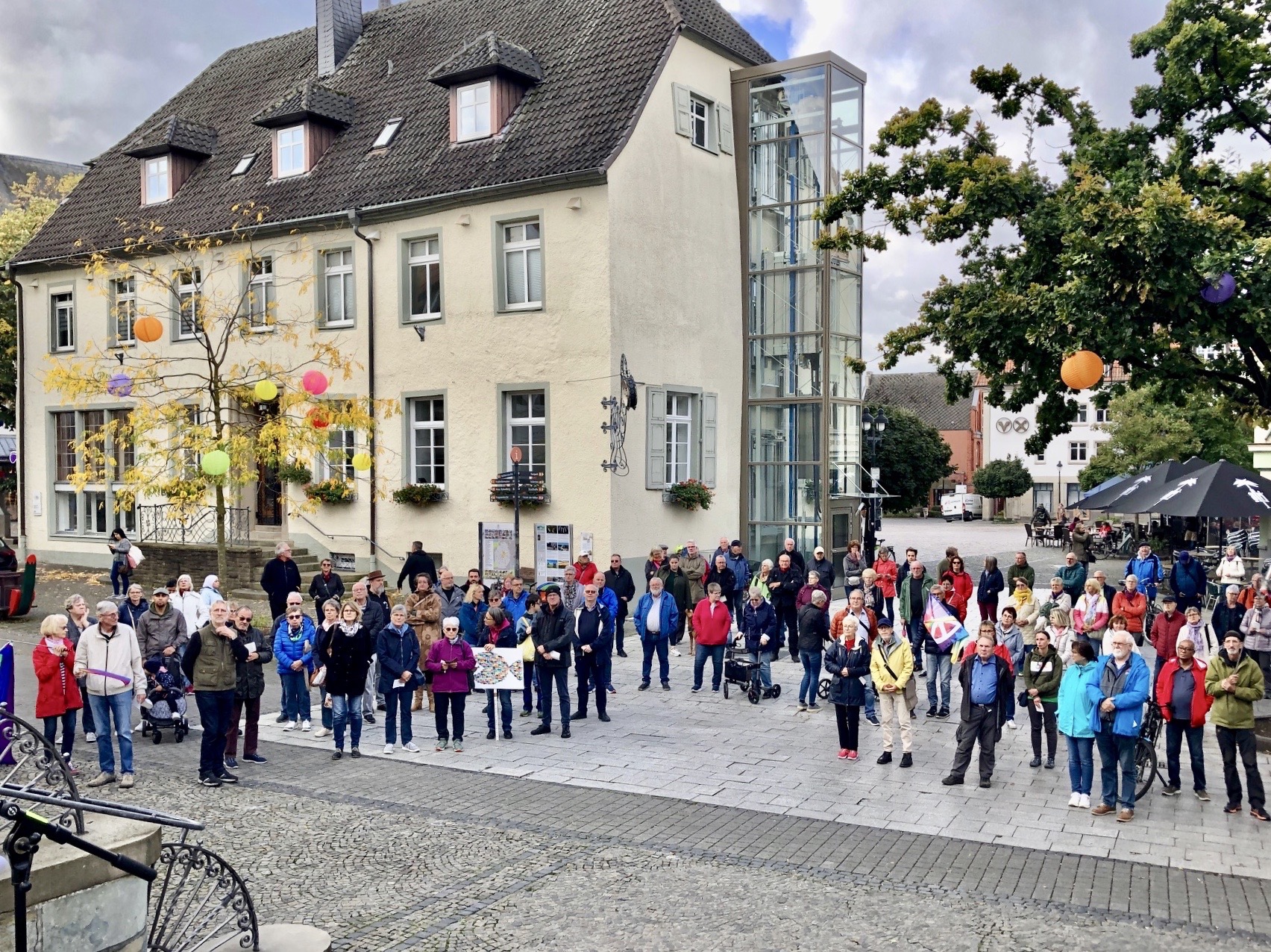 Demo gegen Rechts vor der Basilika