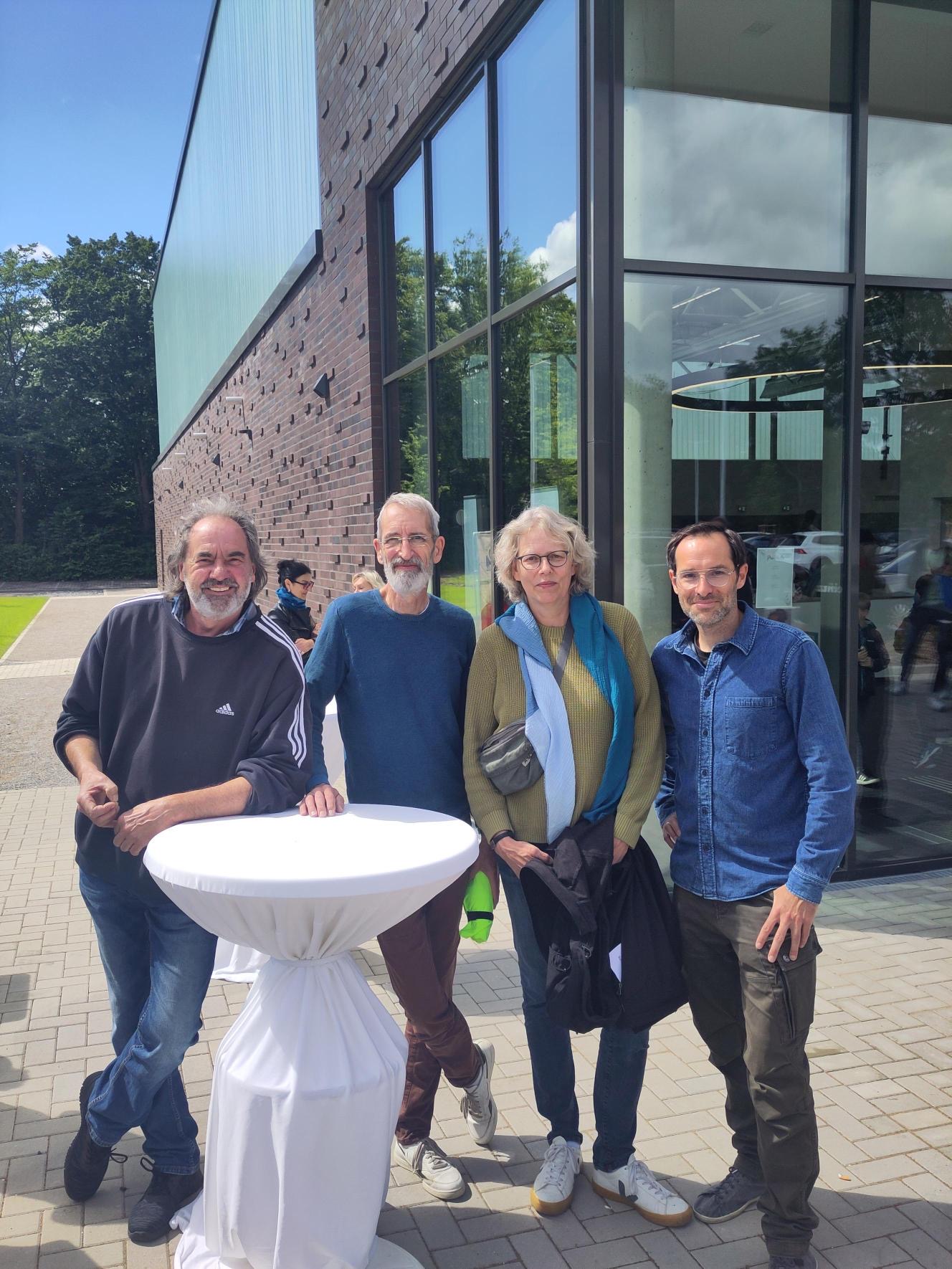 Einige Werler Grüne posieren vor der neuen Sporthalle am Salzbach